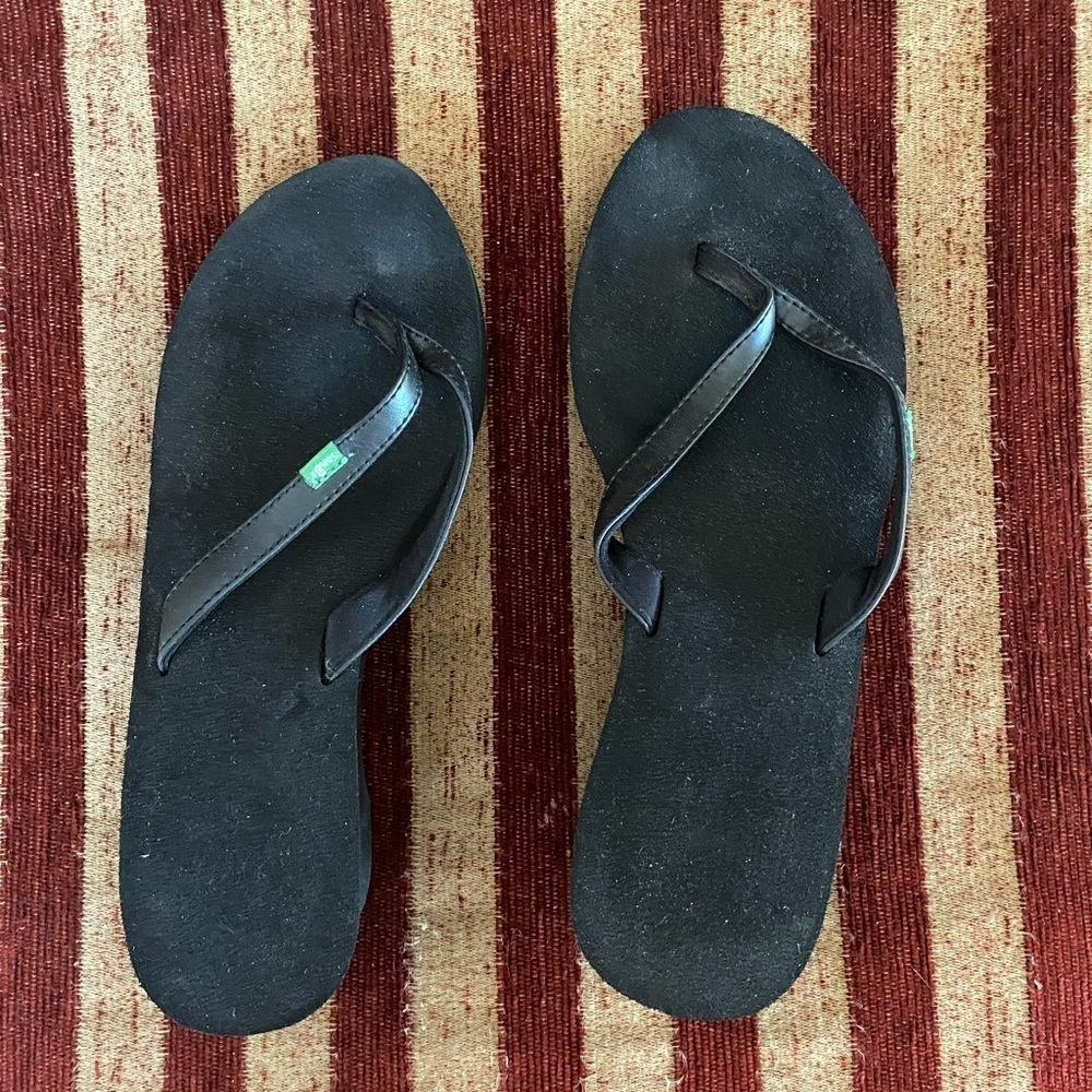 NWOT Sandy black wedge flip flop. Size 9